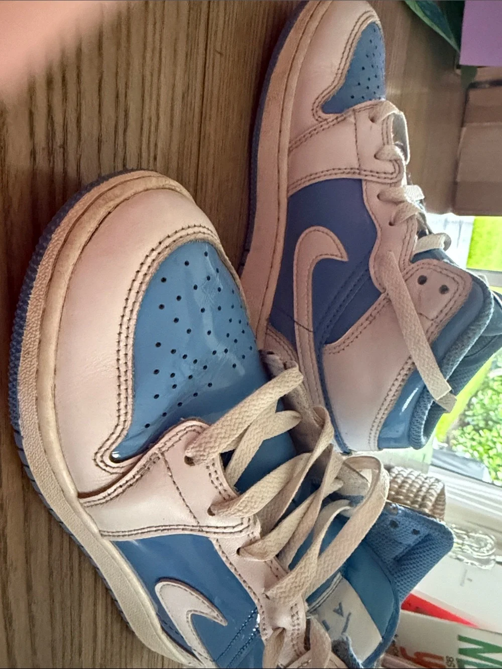 Nike Kids Air Jordan 1 Mid - Blue and white